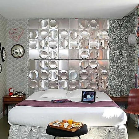 Crayon Hotel