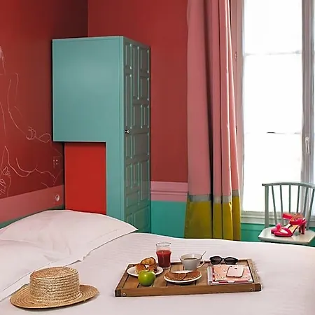 Crayon Hotel