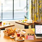Crayon Hotel